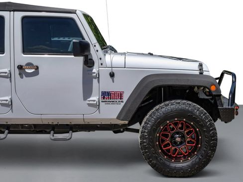 Used 2016 Jeep Wrangler Unlimited Sahara w/ Connectivity Group AWD/4WD image 7