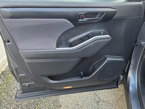 Used 2023 Toyota Highlander LE image 33