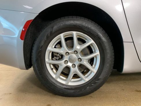 Used 2020 Chrysler Pacifica Touring w/ Advanced Safetytec Group FWD image 39