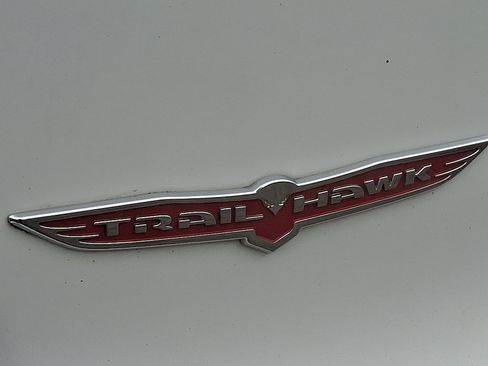 Used 2022 Jeep Cherokee Trailhawk image 32