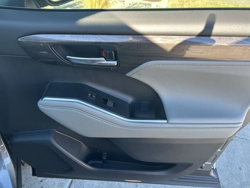 Used 2026 Toyota Highlander Limited image 61