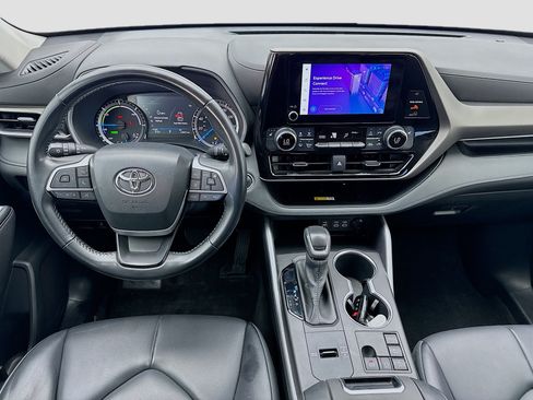 Used 2023 Toyota Highlander XLE AWD/4WD image 15