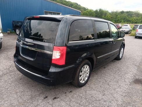 Used 2014 Chrysler Town & Country Touring FWD image 5
