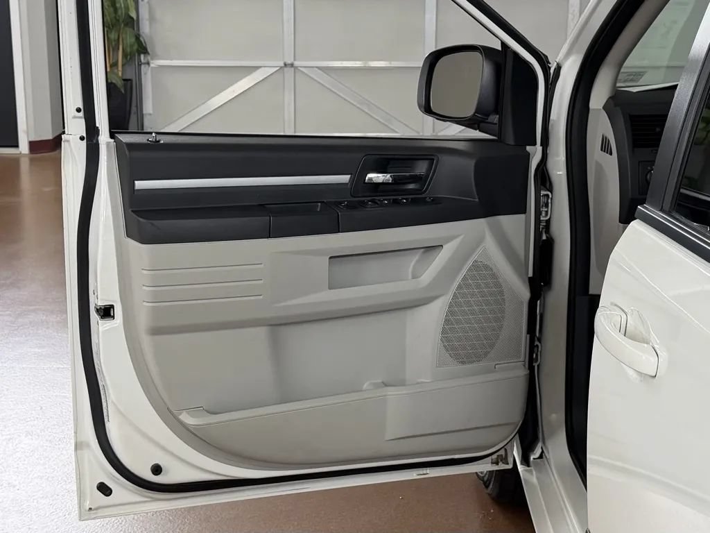 Used 2009 Dodge Grand Caravan SXT w/ Entertainment Group 2 FWD image 13