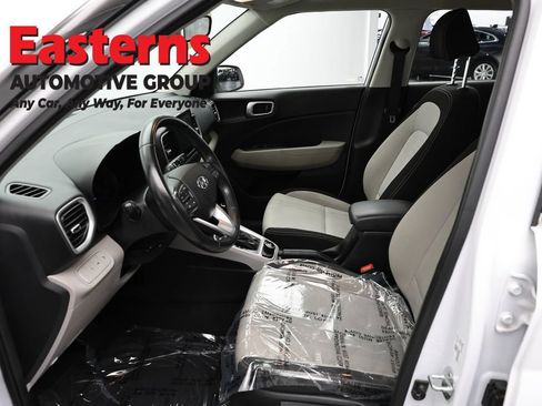 Used 2021 Hyundai Venue SEL FWD image 13