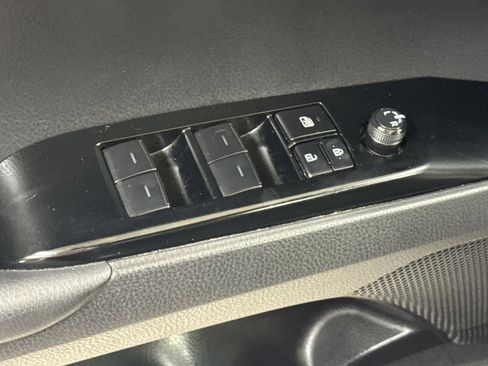 Used 2025 Toyota Camry SE w/ Convenience Package image 18