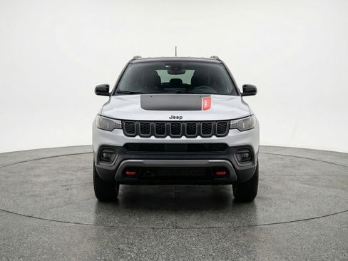 Used 2025 Jeep Compass Trailhawk w/ Trailer Tow Group AWD/4WD image 2