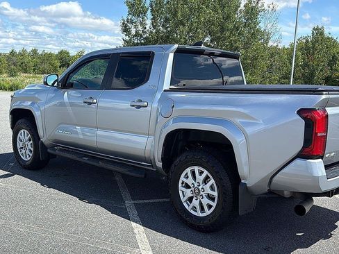 Used 2025 Toyota Tacoma SR5 AWD/4WD image 9
