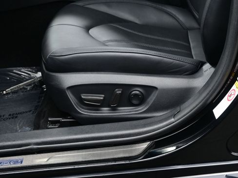 Used 2019 Toyota Avalon XLE image 11