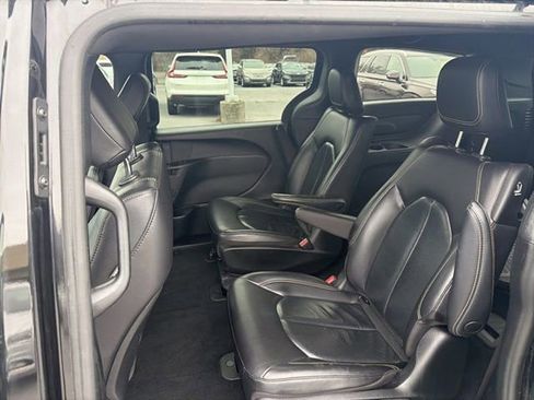 Used 2022 Chrysler Pacifica Touring-L w/ S Appearance Package image 18