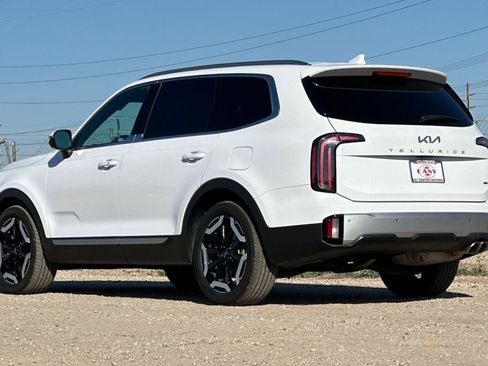 Used 2024 Kia Telluride EX image 7