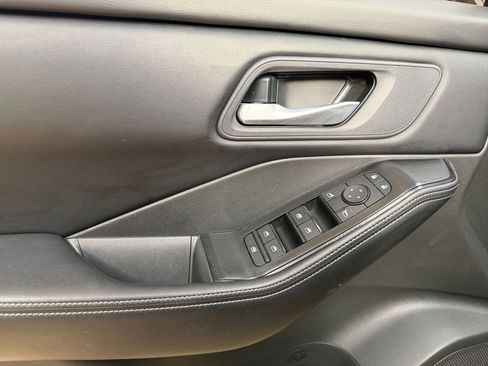 Used 2025 Nissan Rogue SV FWD image 18