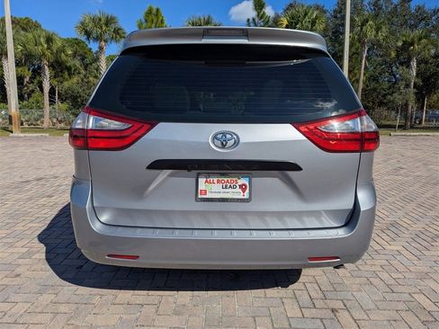 Certified 2017 Toyota Sienna L image 10