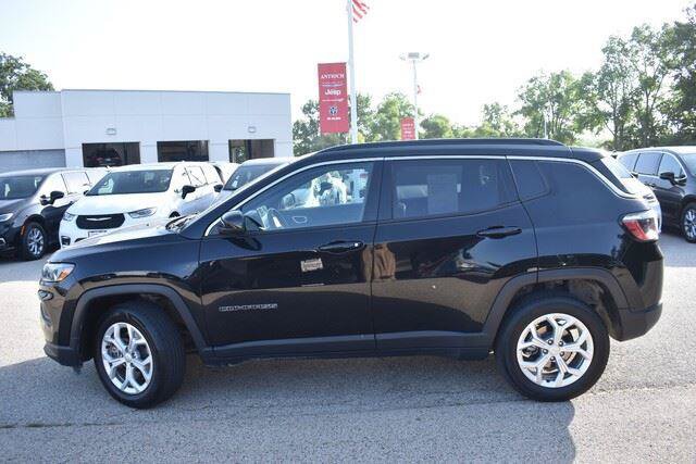 Used 2024 Jeep Compass Latitude AWD/4WD image 3