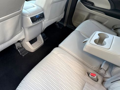 Used 2015 Toyota Highlander Plus FWD image 25