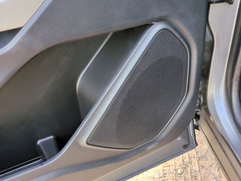 Used 2022 Ford Explorer XLT image 12