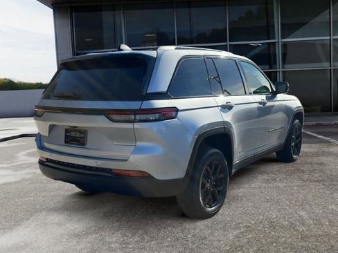 New 2025 Jeep Grand Cherokee Altitude image 8