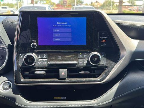 Used 2024 Toyota Highlander XLE AWD/4WD image 19