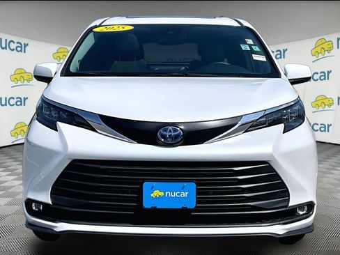 Used 2025 Toyota Sienna XLE w/ XLE Plus Package image 2
