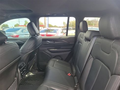 Used 2024 Jeep Grand Cherokee Laredo X image 9