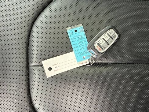 Used 2026 Chrysler Pacifica Limited FWD image 10
