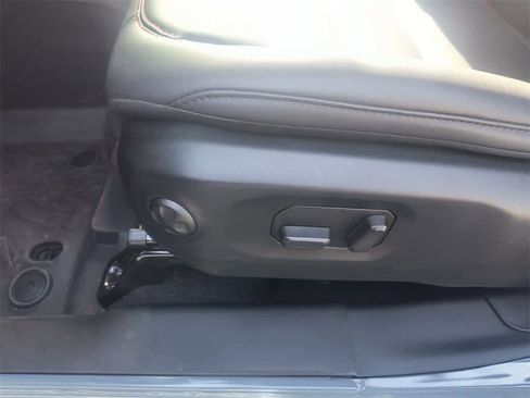 Used 2025 Jeep Gladiator Rubicon w/ Convenience Group image 12