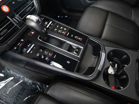 Certified 2025 Porsche Macan AWD/4WD image 24