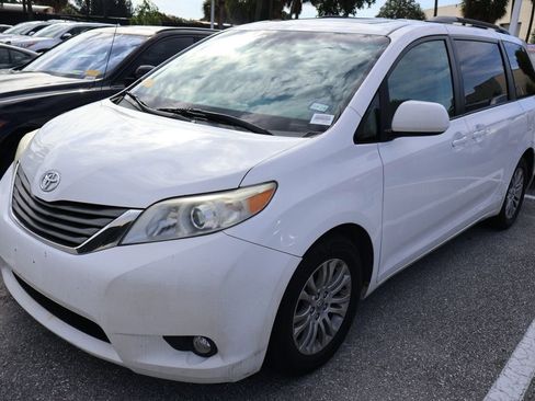 Used 2012 Toyota Sienna XLE FWD image 2
