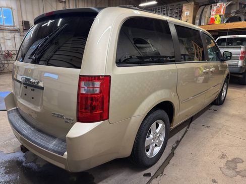 Used 2010 Dodge Grand Caravan SXT image 4