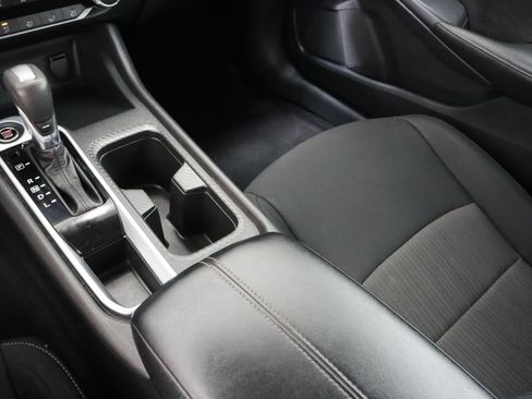 Used 2024 Nissan Sentra SV FWD image 16