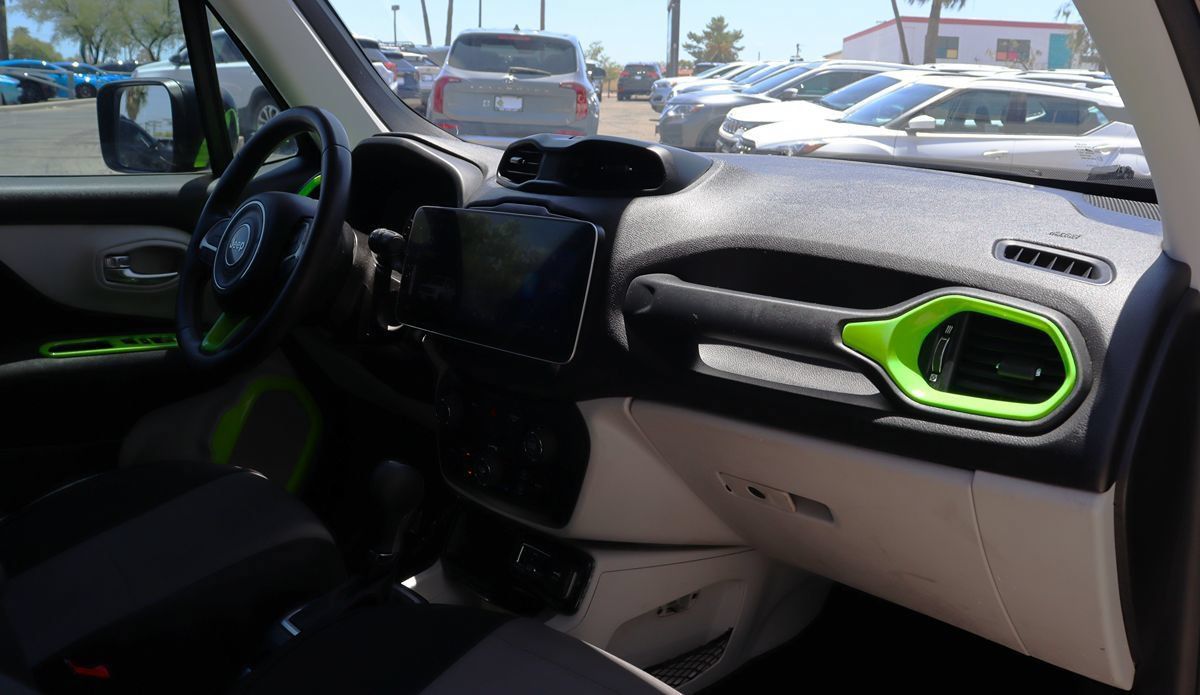 Used 2018 Jeep Renegade Latitude FWD image 36