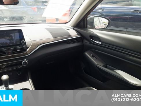 Used 2025 Nissan Altima 2.5 SV FWD image 19