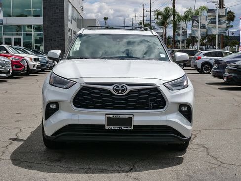 Used 2022 Toyota Highlander XLE AWD/4WD image 2