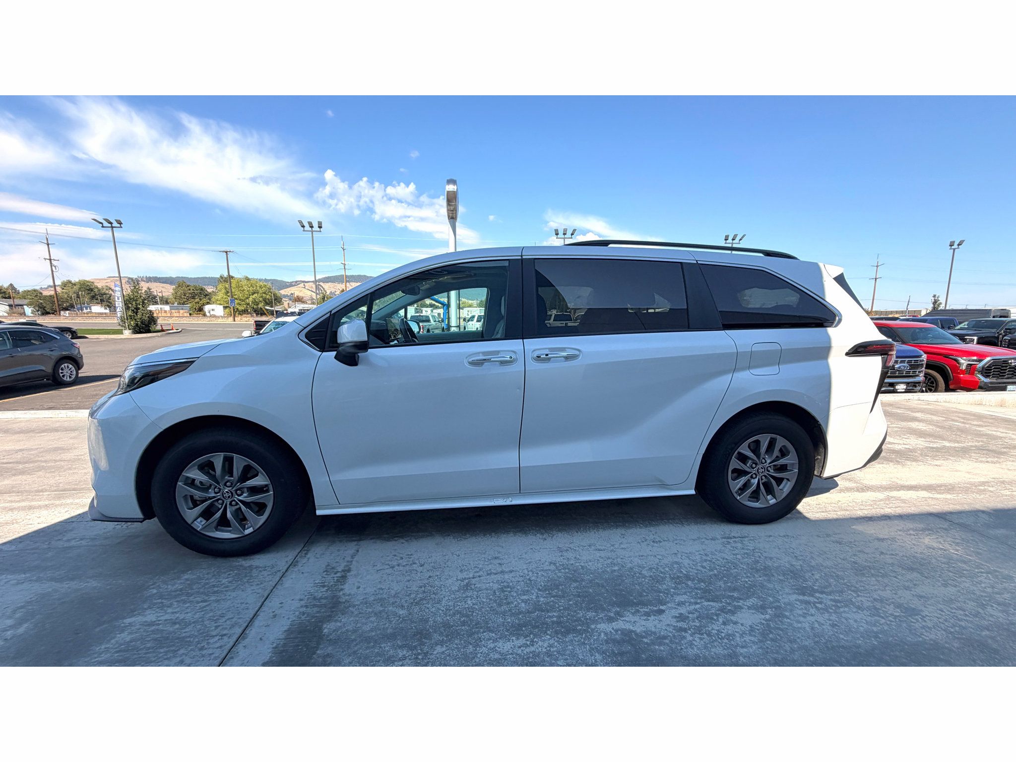 Used 2025 Toyota Sienna XLE FWD image 4