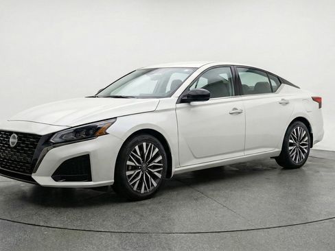 Used 2025 Nissan Altima 2.5 SV image 3