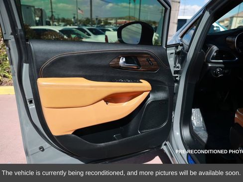 Used 2023 Chrysler Pacifica Pinnacle image 16