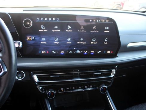 Used 2025 Chevrolet Traverse LT w/ Driver Confidence Package FWD image 11