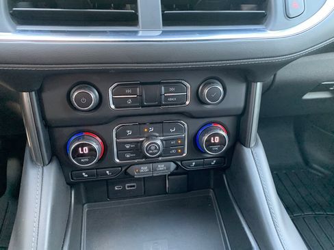 Used 2022 Chevrolet Suburban LT w/ Luxury Package RWD image 21