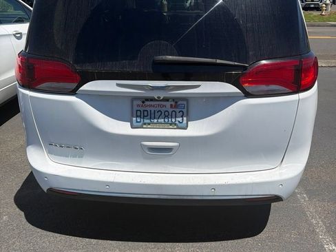 Used 2018 Chrysler Pacifica Touring-L FWD image 17
