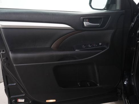 Used 2019 Toyota Highlander XLE AWD/4WD image 21