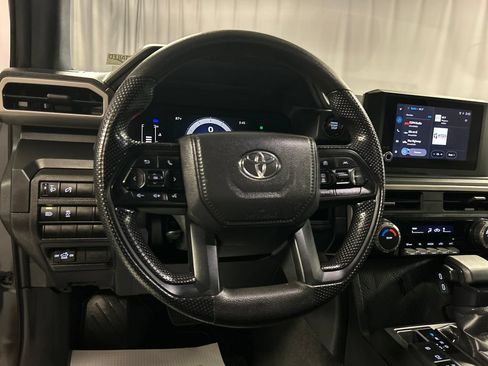 Used 2025 Toyota Tacoma SR AWD/4WD image 13