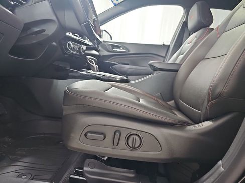 Certified 2025 Chevrolet Trax RS w/ Sunroof Package FWD image 33