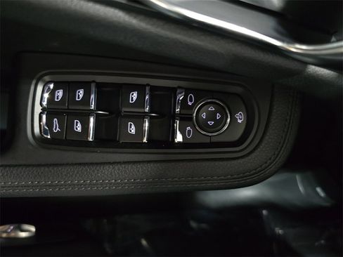 Used 2025 Porsche Macan image 21