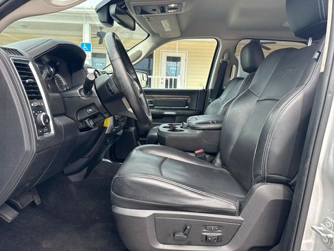 Used 2017 RAM 1500 Laramie RWD image 31