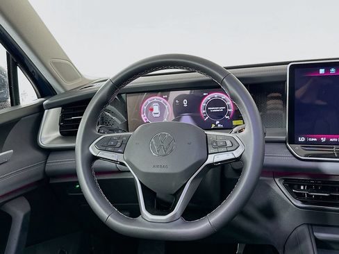 Used 2025 Volkswagen Tiguan SE FWD image 19