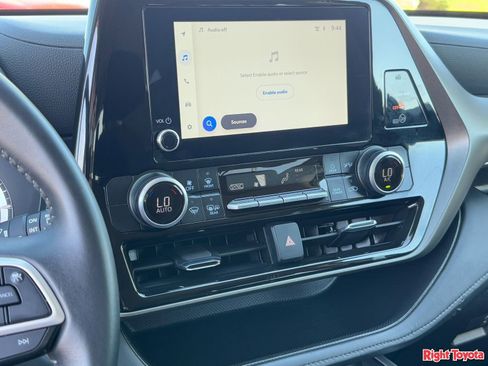 Used 2025 Toyota Highlander LE image 25