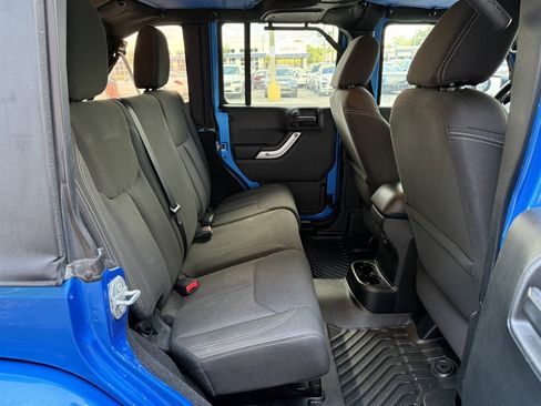 Used 2016 Jeep Wrangler Unlimited Sahara w/ Connectivity Group AWD/4WD image 14