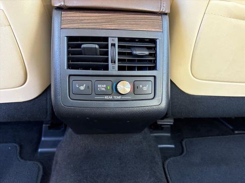 Used 2015 Toyota Avalon Limited FWD image 10