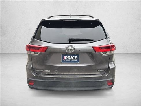 Used 2019 Toyota Highlander XLE image 6