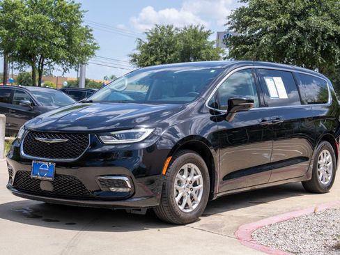 Used 2024 Chrysler Pacifica Touring-L FWD image 8